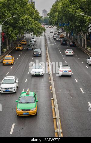 Xian, China - August 2019: Taxis und Verkehr auf einer belebten Straße Gassen in der Stadt Xian im Sommer, in der Provinz Shaanxi Stockfoto