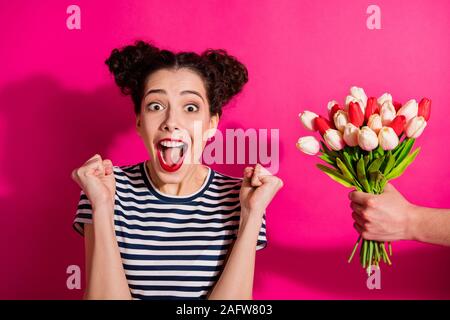 Close-up Portrait von ihr, daß sie schöne attraktive glamouröse überglücklich verrückt Heiter fröhlichen Mädchen, Tulpen über Helle, lebendige/ Isolierte lebendige Stockfoto