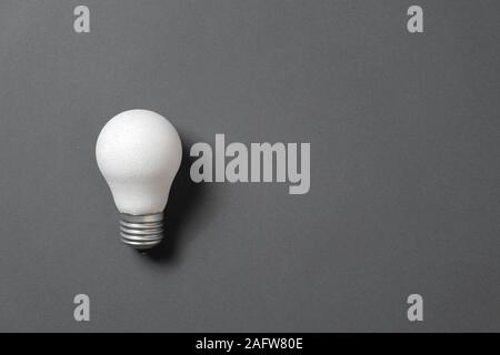 Kreativität, Inspiration, gute Geschäftsidee Konzept mit weißem Licht Lampe auf schwarzem Hintergrund. Flach, Ansicht von oben, kopieren Raum Stockfoto