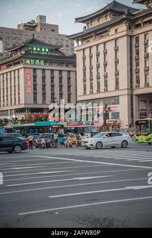 Xian, China - August 2019: Straße Gassen und Zebrastreifen auf einer belebten Straße in der Stadt Xian im Sommer, in der Provinz Shaanxi Stockfoto