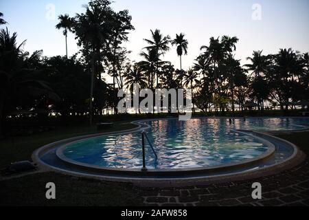 Schwimmbad im Coconut Lagoon Resort im Kerala Backwaters. Lake Vembanad, Kerala, Indien Stockfoto