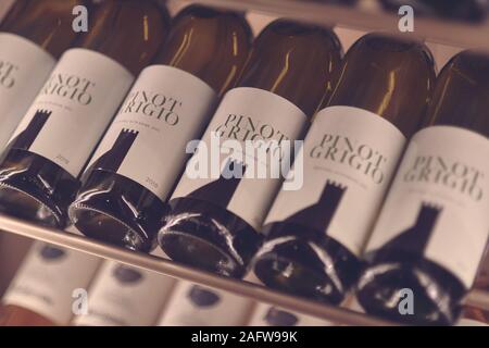 Moskau, Russland-Dez 2019: Stimmung geschossen von italienischen Weißwein Pinot Grigio und andere Weine in einem Regal im Restaurant. In der Nähe der Weinflaschen. Stockfoto