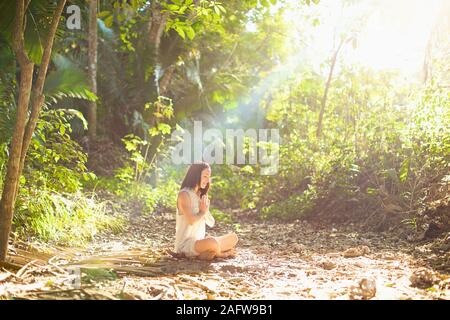 Ruhige Frau, meditieren im sonnigen, ruhigen Wälder, Sayulita, Nayarit, Mexiko Stockfoto