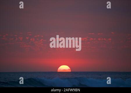 Sonnenuntergang in Roter Himmel über Meer Horizont, Punta De Mita, Nayarit, Mexiko Stockfoto