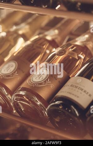 Paris, Frankreich - Dez 2019: Stimmung schuss Sekt brut Champagne Louis Roederer Cristal Rose 2009 und andere Weine in einem Regal im Restaurant. Nahaufnahme Stockfoto