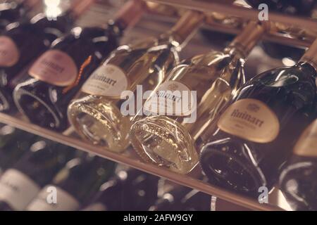 Paris, Frankreich - Dez 2019: Stimmung geschossen von Ruinart Blanc de Blancs Brut Champagner Weine in einem Regal im Restaurant. In der Nähe der Weinflaschen. Stockfoto