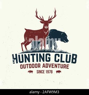 Hunting Club Abzeichen. Vector Illustration. Konzept für Hemd oder Label, Print, Stempel, Badge, T-Stück. Vintage Typografie Design mit Hirsche, Bären und Wald Silhouette. Outdoor Adventure Hunt Club Emblem Stock Vektor