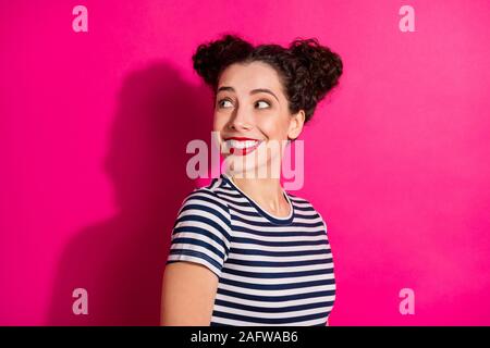 Foto fröhliche, charmante herrlich faszinierenden hübsches Mädchen suchen wandte sich lächelnd über toothily Fuchsia lebendige Farbe Hintergrund isoliert Stockfoto