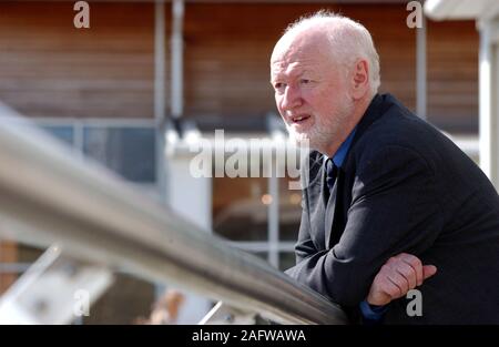 Der Plaid Cymru Dr Phil Williams bin dargestellt in Cardiff Bay heute (Donnerstag 3/4/03). Stockfoto