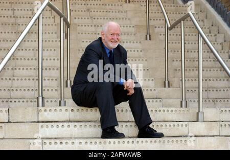 Der Plaid Cymru Dr Phil Williams bin dargestellt in Cardiff Bay heute (Donnerstag 3/4/03). Stockfoto