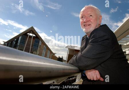 Der Plaid Cymru Dr Phil Williams bin dargestellt in Cardiff Bay heute (Donnerstag 3/4/03). Stockfoto