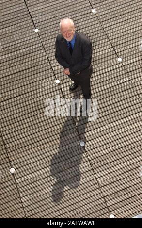 Der Plaid Cymru Dr Phil Williams bin dargestellt in Cardiff Bay heute (Donnerstag 3/4/03). Stockfoto