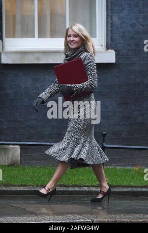 Staatsminister für Gehäuse Esther McVey Ankunft in Downing Street, London für die erste Kabinettssitzung nach der Konservativen Partei die Wahlen gewonnen. PA-Foto. Bild Datum: Dienstag, 17 Dezember, 2019. Siehe PA Geschichte Politik Tories. Photo Credit: Kirsty O'Connor/PA-Kabel Stockfoto