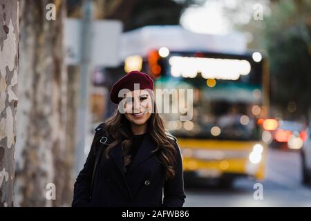 Portrait selbstbewussten jungen Frau in Barett auf städtischen Bürgersteig Stockfoto
