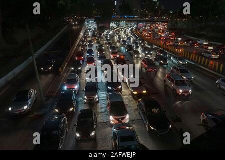 Berufsverkehr auf der Autobahn bei Nacht, Mexiko City, Mexiko Stockfoto