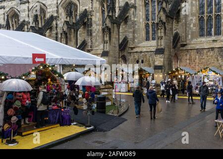 Besucher nach Winchester Weihnachtsmarkt neben der Kathedrale, Winchester, Hampshire, UK Stockfoto