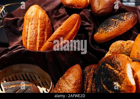 Viele verschiedene Brotsorten Brötchen in der Bäckerei Restaurant Stockfoto