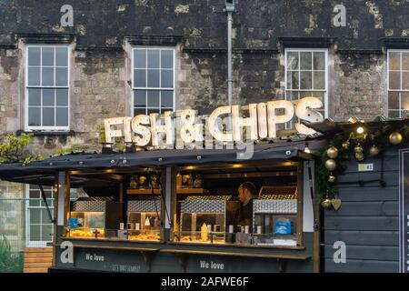 Fisch und Chips an der Winchester Weihnachtsmarkt neben der Kathedrale, Winchester, Hampshire, UK Abschaltdruck Stockfoto