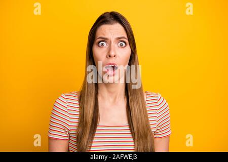 Nahaufnahme Foto attraktive hübsche Dame offenen Mund hören, schrecklich schrecklich schlechte Nachrichten Auge voller Angst Verschleiß casual Gestreiftes T-Shirt isolierte gelbe Farbe Stockfoto