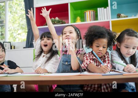 Gruppe kleiner Kinder im Vorschulalter Zeichenpapier mit Buntstifte. Portrait von Kindern Freunde Bildung Konzept. Stockfoto