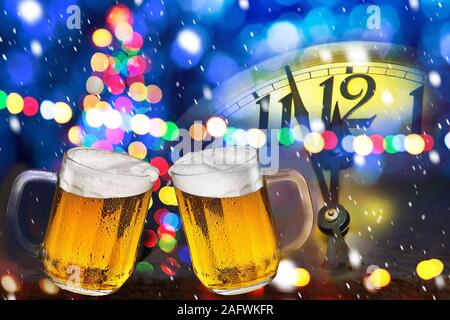 Zwei Bier. Celebratory Getränk auf den Silvesterabend. Stockfoto