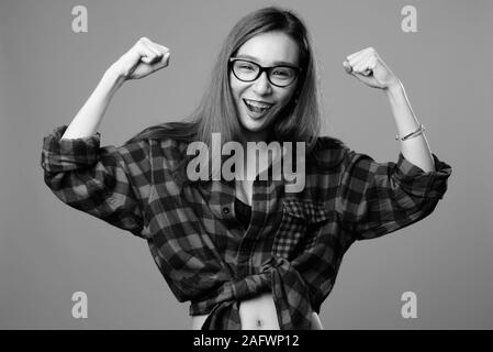 Porträt der jungen schönen asiatischen hipster Frau in Schwarz und Weiß Stockfoto