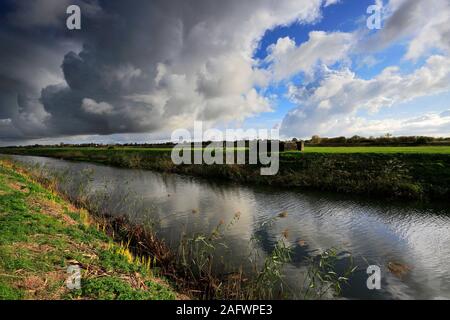 Sturm über dem Fluss Nene, Ramsey town, Flussauen, Cambridgeshire, England, Großbritannien Stockfoto