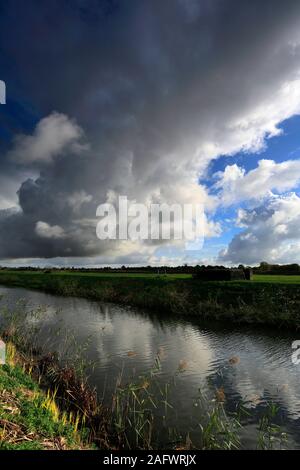 Sturm über dem Fluss Nene, Ramsey town, Flussauen, Cambridgeshire, England, Großbritannien Stockfoto