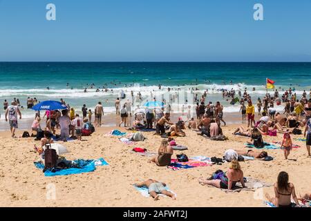 Menschen beim Sonnenbaden auf Manly Beach, Sydney, Australien Stockfoto