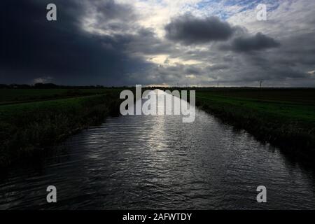 Sturm über dem Fluss Nene, Ramsey town, Flussauen, Cambridgeshire, England, Großbritannien Stockfoto