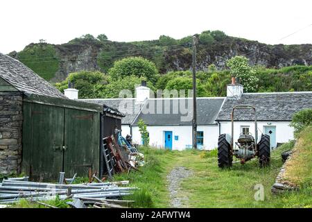 Der einzige Motor Fahrzeug auf Easdale Island, an der Westküste von Schottland, vor Schiefer Arbeitnehmer cottages geparkt. Stockfoto