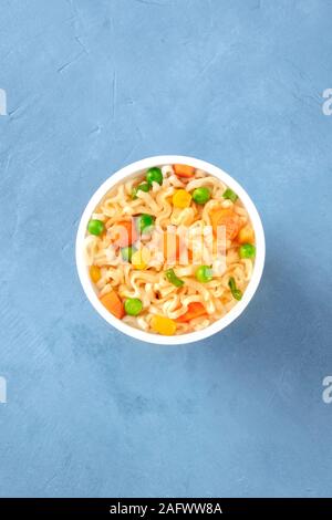 Ramen Schale, instant Soba Nudeln mit Gemüse in einem Plastikbecher, Overhead shot mit Kopie Raum Stockfoto