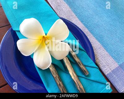 Essen Dekoration mit weißen Plumeria rubra Blüte, Sri Lanka. Blaue Nahrung Dekoration. Stockfoto