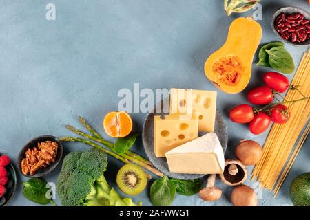 Vegetarisches essen Hintergrund. Ein overhead Shot von Obst, Gemüse, Käse, Pilze, Nudeln, Nüsse und Hülsenfrüchte, mit einem Platz für Text Stockfoto