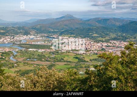 Blick über Spanien und Frankreich mit Irun und Hendaye Dörfer, Hügel und La Rhune Berg (Frankreich) aus der Sicht der Santa Barbara Dorrea, Spanien Stockfoto