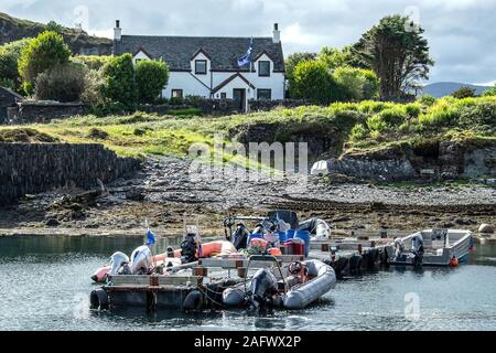 Kleine Boote in den geschützten Hafen auf Easdale Island vor der Westküste Schottlands. Stockfoto