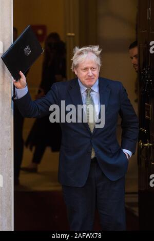 London, Großbritannien. 13. Dezember, 2019. Premierminister Boris Johnson kehrt in Downing Street 10, nachdem er eine Rede an die Nation nach dem Conservat Stockfoto