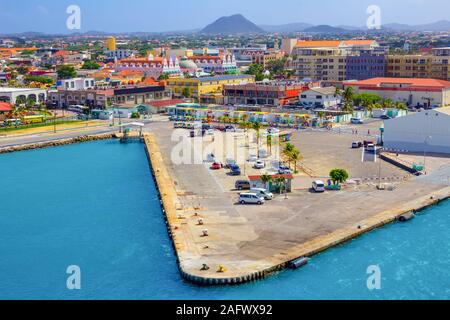 Blick auf den Hafen auf Aruba suchen von einem Kreuzfahrtschiff nach unten über die Stadt und die Boote. Niederländische Provinz namens Oranjestad, Aruba - schönen Karibischen Stockfoto