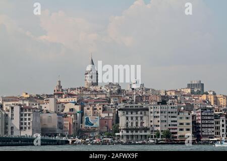Die asiatische Seite der Metropole Istanbul mit berühmten Galata Turm hoch über dem Gebäude an einem sonnigen Frühlingstag Stockfoto