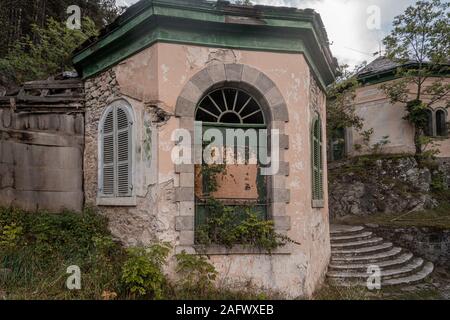 Ruinen der einst glanzvollen 19. Jahrhundert Kurort Balneario de Panticosa, in den spanischen Pyrenäen, Alto Gállego, Huesca, Aragón Stockfoto