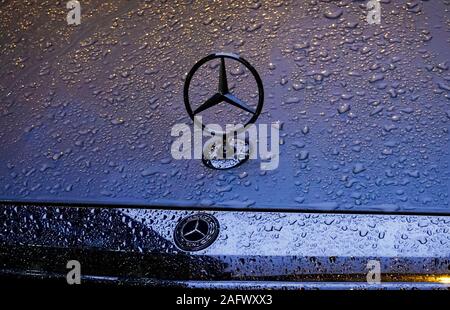 Mercedes-Benz Vorne star Hood Ornament an einem regnerischen Tag gesehen Stockfoto