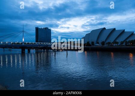 Das Gürteltier, Glocken Brücke und Crowne Plaza Hotel in der Dämmerung, Glasgow, Schottland Stockfoto