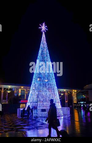 Beleuchtete Weihnachtsbaum in der Williamson Platz in Liverpool Stockfoto