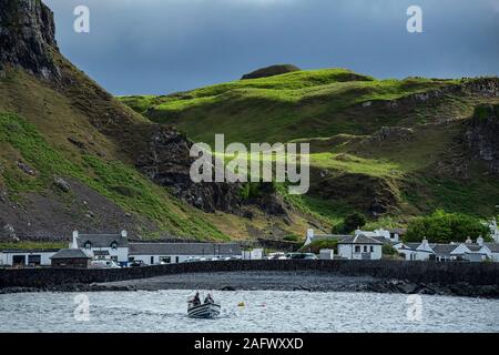 Ein Blick zurück auf den Hafen von Ellenabeich, einem kleinen Dorf auf der Isle of Seil aus Easdale Island, mit der kleinen Fähre nähert. Stockfoto