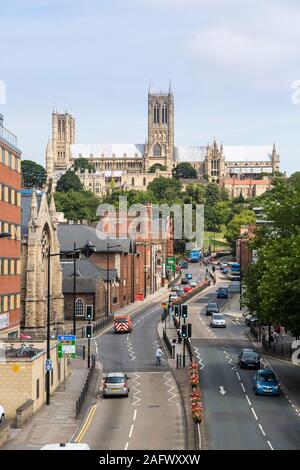 Verkehr und Kathedrale, Lincoln, England Stockfoto