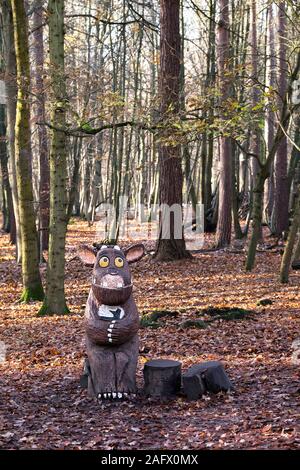 Eine aus Holz geschnitzte Statue eines Babys Gruffalo in einem herbstlichen Thorndon Park North in Brentwood, Essex, an. Stockfoto