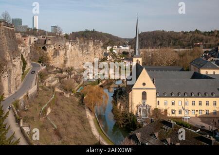 Saint-Jean-du-Grund Kirche (18. Jahrhundert), Neumünster Abbey und der Alzette River im Grund district, Luxemburg Stadt Stockfoto