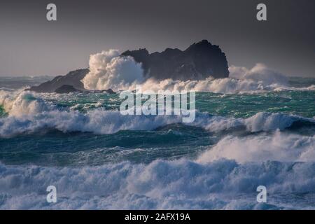 Stürmische Meere mit wilden Wellen, die in die unbewohnten Goose Island vor der Küste von Newquay in Cornwall. Stockfoto