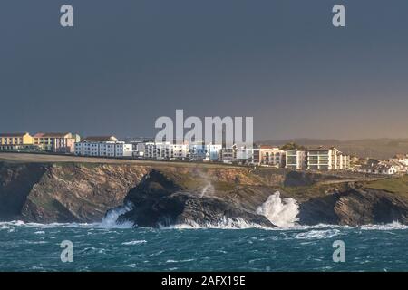 Wilden stürmischen Wellen gegen Trevelgue Kopf Porth Insel an der Küste von Newquay in Cornwall. Stockfoto