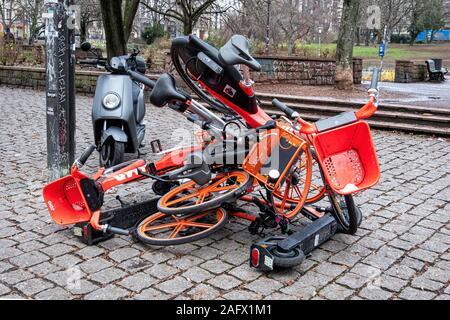 Bürger protestieren, ein Haufen von Fahrräder und e-Scooter - Berliner Objekt für die wachsende Zahl der Fahrräder & Motorroller auf der Stadt Gehwege in Berlin Stockfoto